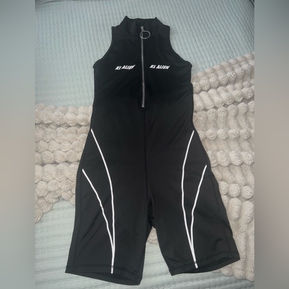 One piece jump suit - Picture 2 of 2